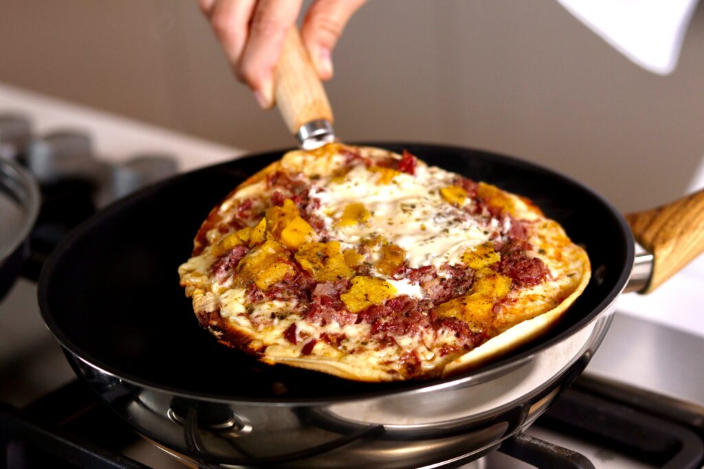 Reheating pizza in a pan with water Easiest method