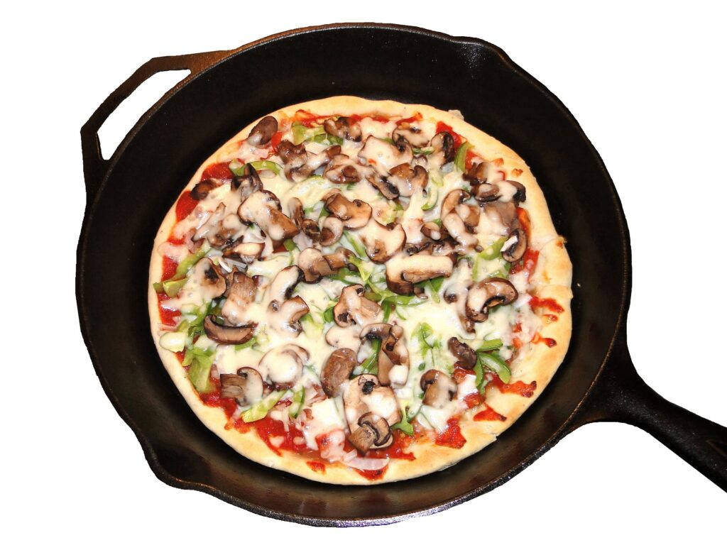 Reheating pizza in a pan with water